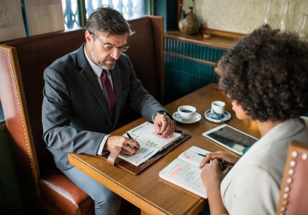 business-people-discussing-cafe_53876-20922